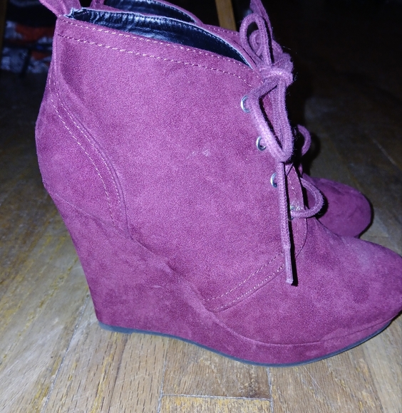 Quipid 5.5 Burgandy wedge faux suede lace up booties. - Picture 2 of 5
